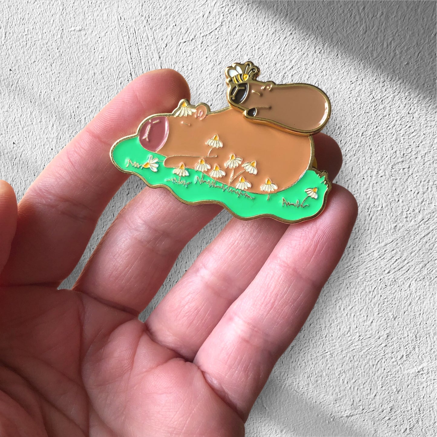 Magnetic capybara pin, interactive design, great gift for animal lovers and pin collectors
